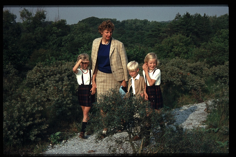19.Kennemerduinen aug 1970 Mama,Brigitte,Marion,Peter.JPG